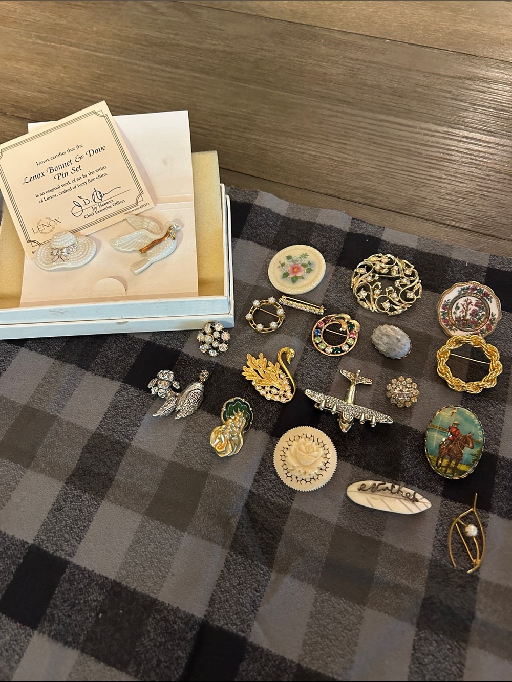 Vintage brooch pin lot 20 pieces nice collection all wearable